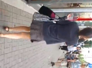 《パンチラ動画》素敵なお姉さんたちに声掛けしたりパンティを隠し撮り盗撮の画像