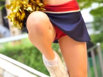《パンチラ動画》野外で練習中のチアガールを隠し撮り盗撮の画像