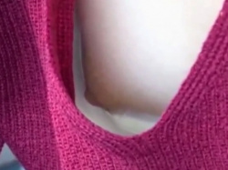《胸チラ動画》駅のホームで座っていたお姉さんの乳首を隠し撮り盗撮の画像