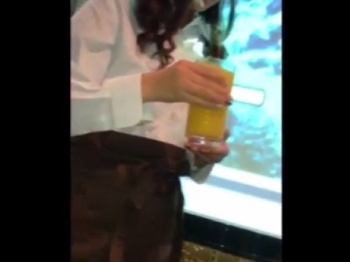 《パンチラ動画》カラオケ店員さんのパンティを隠し撮り盗撮の画像
