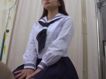 《診察動画》検診を受ける制服女子を隠し撮り盗撮の画像