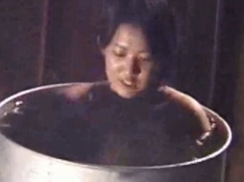 《風呂動画》楽しそうにドラム缶風呂に入浴する女子大生を隠し撮り盗撮の画像