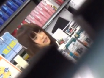《パンチラ動画》美人お姉さんのスカート内を隠し撮り盗撮の画像