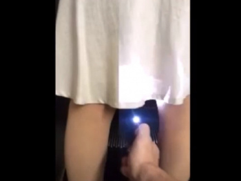 《パンチラ動画》エスカレーターを利用するお姉さんのスカート内を隠し撮り盗撮の画像