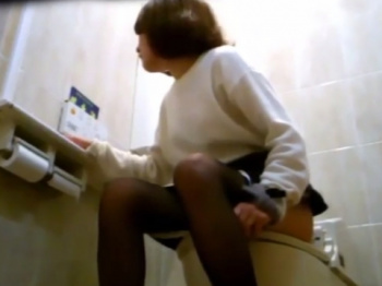 《排泄動画》洋式トイレで用をたすお姉さんたちを隠し撮り盗撮の画像