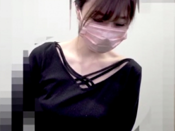 《胸チラ動画》集荷所でお姉さんの胸元を隠し撮り盗撮の画像