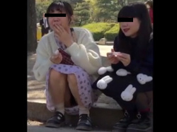 《パンチラ動画》座り込んで楽しそうにおしゃべり中のお姉さんのパンティを隠し撮り盗撮の画像