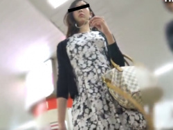 《パンチラ動画》美人お姉さんを追跡してスカート内を隠し撮り盗撮の画像