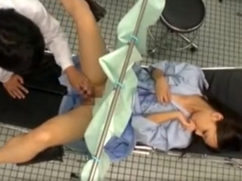 《診察動画》変態医師からエロ診察を受ける華奢な美少女を隠し撮り盗撮の画像
