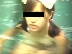 《風呂動画》露天風呂でおさげ髪の可愛い女子大生を隠し撮り盗撮の画像