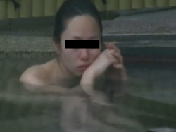 《風呂動画》しっぽりと露天風呂に浸かるスッピン美人を隠し撮り盗撮の画像