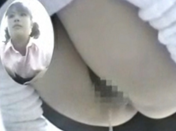 《排泄動画》和式トイレで用をたす女子校生たちを隠し撮り盗撮の画像