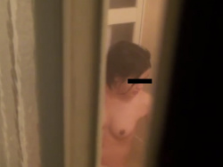 《風呂動画》入浴中のお姉さんを浴室の窓から隠し撮り盗撮の画像