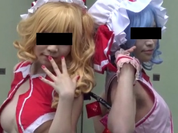 《胸チラ動画》コミケ会場でロリ可愛いレイヤーさん二人組を隠し撮り盗撮の画像