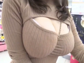 《胸チラ動画》爆乳の胸元がエチエチすぎるお姉さんを隠し撮り盗撮の画像
