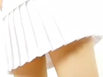 《パンチラ動画》テニスのプリーツスカートを穿いたお姉さんをローアングルから隠し撮り盗撮の画像
