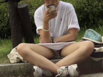 《パンチラ動画》座っている女子校生のパンチラを隠し撮り盗撮の画像