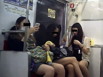 《パンチラ動画》3人組のギャル系JKのパンチラを隠し撮り盗撮の画像