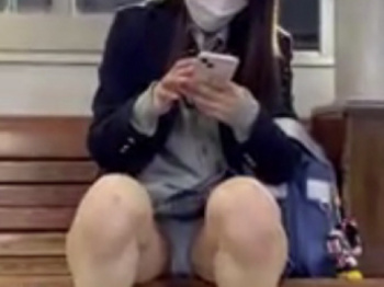 《パンチラ動画》スマホを見ている制服女子を隠し撮り盗撮の画像