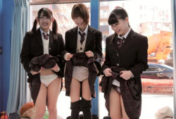 ＜素人ナンパ＞田舎の女子高生たちがお土産代欲しさにキツキツの膣奥にチンポを入れられてイキまくるの画像