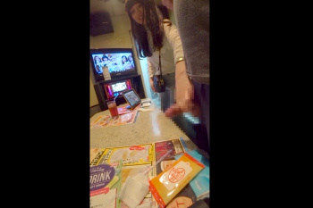 【エムオクン動画】リアルのプチ援○現場！カラオケＢＯＸ手コキ！罵倒されたいとお願いする気持ち悪いエムオクンが発射！本物の素人女子登場に大興奮だぞ〜！の画像