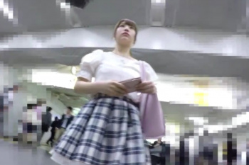 【エムオクン動画】エムオクンは隠し撮りが大好き！駅構内を歩くガーリーな格好の可愛い素人女子を隠しカメラで追う！下からパンツ丸見えだぞ！膝上スカート◎の画像