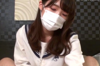 【エムオクン動画】西川○にあるエムオクン向け手コキオナクラ店！白紺セーラー服で登場する女の子が可愛い！こんな子にイジメられたい！アナル責め◎足コキ◎の画像