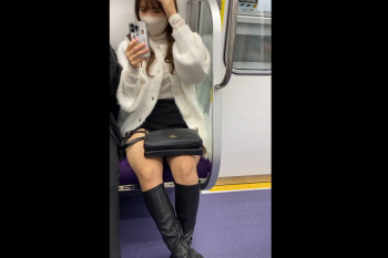 【エムオクン動画】高画質！エムオクンなら素人女子のレザーブーツと生足太ももで興奮できる！完全隠し撮り完全素人！直視できず気の弱いエムオクンにご褒美！の画像