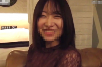 【エムオクン動画】新宿デリヘル体験動画！笑顔が素敵なイマドキ女子がホテルに降臨！完成された美乳がそびえる騎乗位腰振りは必見！最後は正常位素股で発射！の画像