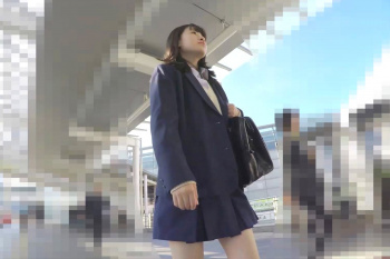 【エムオクン動画】長時間！見つかったら即削除！本物シロウトを写す街中ガチ隠し撮り！ミニスカＪ系制服女子の下からパンモロの連続！あなたの夢叶いますよ！の画像