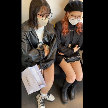【エムオクン動画】スマホ撮影！バレたら即削除！電車内でお洒落シロウト女子２人組を隠し撮り！好きな人にはたまらない素人のむき出し太もも大興奮！縦画面◎の画像