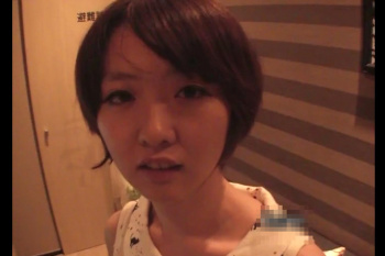 【エムオクン動画】ショートカット茶髪ワンピ姿シロウト女子と○交ハメ撮り！スク水に着替えてフェラ！挿入するもイケず終了！その後謎の着物に着替えて、、？の画像