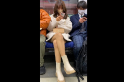 【エムオクン動画】バレたら即削除！電車対面に座る女性を隠し撮り！すらっと伸びる美脚にマニア必見！お洒落白ブーツ＆アウターのイマドキシロウト女子だぞ！の画像