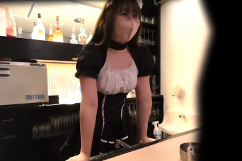 【エムオクン動画】○崎のガールズバーでドリンク欲しさに何でもやる夜職店員女子！胸もアソコも触って触らせ！めちゃ続きが気になる！メイドコス◎おっぱい◎の画像