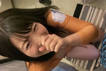 【エムオクン動画】胸だけ丸見えなアニメコスプレＳ級激カワ美巨乳シロウト女子にトイレでパイズリ＆フェラ抜きしてもらう！最後は口内！笑顔◎推定Ｆカップ◎の画像