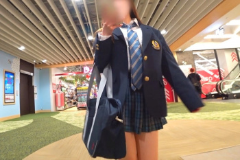 【エムオクン動画】超高画質！青チェＪ系ミニスカ制服シロウト女子をショッピングセンター内で盗撮風に楽しむ！パンチラの連続に大興奮！続き後半はニーハイ！の画像