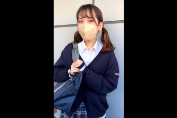 【エムオクン動画】スマホ縦画面！高画質！茶髪ツインテＪ系制服シロウト女子が下着見せ胸揉ませて手コキプチバイト！最後手の平に発射！上目遣い◎下着の色◎の画像