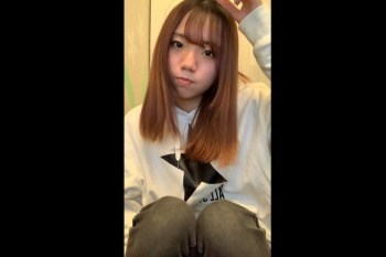 【無修正エムオクン動画】セミロング茶髪パーカー＆ジーンズ姿可愛い系シロウトが正面を見つめて即脱ぎ裸Ｍ字モジャ陰毛くぱぁ＆指オナ二ー！細身＆ちっぱい◎の画像