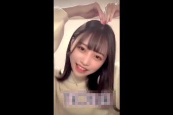 【エムオクン動画】販売元削除済！スマホ縦画面！ペ◯スコ＆Ｔ◯ｋＴｏｋライブで推定Ｇカップ美巨乳＆股間を晒すＳＳ級シロウト美少女！薄モザ◎陰毛剃り跡◎の画像