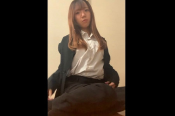 【無修正エムオクン動画】キタ！ストレート茶髪パンツストレート姿シロウト女子が即脱ぎＭ字モジャ✕２陰毛お○んこくぱぁ！指クリ自慰オナ二ーで激感じるぞ！の画像