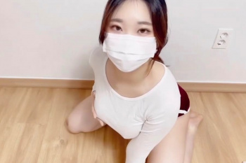 【無修正エムオクン動画】エチエチ密着系の服＆上目遣いで観る者を誘惑するＳ級自撮りシロウト女子！続き後半パイパンお○んこ＆美巨乳丸見え！※一部音無注意の画像
