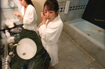 【エムオクン動画】覗き見好きな人向け！かなり上物美人女子２人組がラブホでお風呂に入って着替えるシーンを隠し撮りで楽しむ！２人共イイ身体してんなｗｗｗの画像