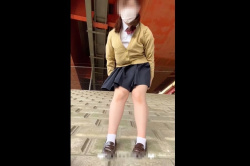 【エムオクン動画】自称現役のＪ系ミニスカ制服シロウト女子が高架下河川敷でドキドキの野外露出ディルドＭ字自撮りオナニー！スマホ縦画面◎むっちり太もも◎の画像