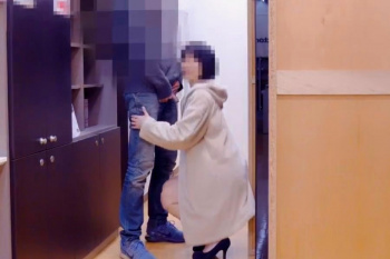 【無修正エムオクンエロ動画】家具屋の死角で露出変態エッチを指示される女性！白いロングコートの中身はすっぽんぽんの裸体！フェラからのバックハメ思わず発射ｗの画像