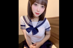 【エムオクンエロ動画】紺セーラー服の上からでも分かる胸の膨らみ！ネカフェで推定Ｊカップ超美爆乳！美人シロウト女子ギャルがこっそり自撮りおもちゃオナ二ー！の画像