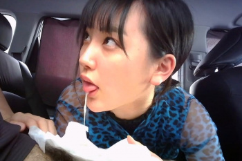 【無修正エムオクンエロ動画】高精細＆高画質！シースルー紺ブラウス黒髪清楚系女子車内フェラ抜き！接写フェラ顔拝める！最後は口内大量発射だ！チ◯ポは小さめ！の画像