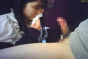 【無修正エムオクンエロ動画】ガチ学生シロウト女子によるプチ○交の実態！後部座席男性のアレをお口でチュパ ✕２！更に別角度後編！の画像
