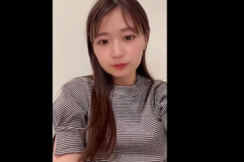 【無修正エムオクンエロ動画】染髪ロングヘア＆キャピ声ティック◯ッカー女子がプライベートでエロイプする映像大流出！続きの後半最後は手マンオナニー開始だぞ！の画像