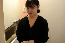 【エムオクンエロ動画】座っている男性のチ◯ポをひざまずいて一度も止めることなくジュポ✕２フェラ抜きする若い女子！ネイル付き乳首同時責め！最後は口内発射！の画像