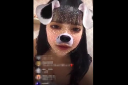 【エムオクンエロ動画】いまやイ◯スタライブでエロ生配信する時代！犬フィルター使っても分かる美巨乳！ムチカワ女子がまん汁糸引いて見せてくれるぞ〜！縦画面◎の画像